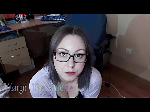 ❤️ Ọmọbinrin ti o ni gbese pẹlu awọn gilaasi buruja Dildo jinna lori Kamẹra si wa ﹏